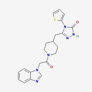 molecular formula C21H22N6O2S B2960738 3-((1-(2-(1H-苯并[d]咪唑-1-基)乙酰)哌啶-4-基)甲基)-4-(噻吩-2-基)-1H-1,2,4-三唑-5(4H)-酮 CAS No. 2034435-35-1