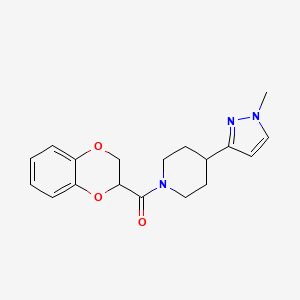 molecular formula C18H21N3O3 B2962703 (2,3-dihydrobenzo[b][1,4]dioxin-2-yl)(4-(1-methyl-1H-pyrazol-3-yl)piperidin-1-yl)methanone CAS No. 2034555-16-1