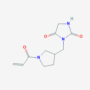 molecular formula C11H15N3O3 B2962733 3-{[1-(Prop-2-enoyl)pyrrolidin-3-yl]methyl}imidazolidine-2,4-dione CAS No. 2094838-40-9