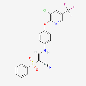 molecular formula C21H13ClF3N3O3S B2963685 (E)-2-(苯磺酰基)-3-[4-[3-氯-5-(三氟甲基)吡啶-2-基]氧基苯胺基]丙-2-烯腈 CAS No. 1025668-38-5