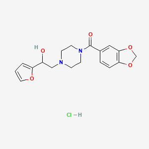 molecular formula C18H21ClN2O5 B2963827 苯并[d][1,3]二氧杂环-5-基(4-(2-(呋喃-2-基)-2-羟乙基)哌嗪-1-基)甲酮盐酸盐 CAS No. 1396792-09-8