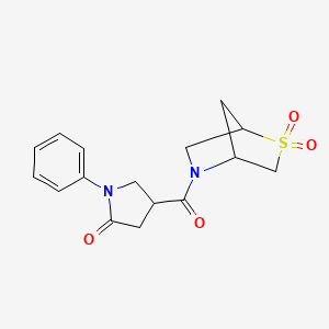molecular formula C16H18N2O4S B2964106 4-(2,2-二氧化-2-噻-5-氮杂双环[2.2.1]庚烷-5-羰基)-1-苯基吡咯烷-2-酮 CAS No. 2034209-77-1
