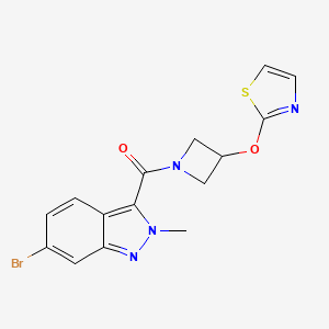 molecular formula C15H13BrN4O2S B2964615 (6-bromo-2-methyl-2H-indazol-3-yl)(3-(thiazol-2-yloxy)azetidin-1-yl)methanone CAS No. 1797161-09-1