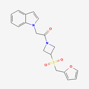 molecular formula C18H18N2O4S B2965694 1-(3-((呋喃-2-基甲基)磺酰基)氮杂环丁-1-基)-2-(1H-吲哚-1-基)乙酮 CAS No. 1797020-56-4
