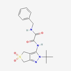 molecular formula C18H22N4O4S B2969224 N1-苄基-N2-(2-(叔丁基)-5,5-二氧代-4,6-二氢-2H-噻吩[3,4-c]吡唑-3-基)草酰胺 CAS No. 899995-08-5