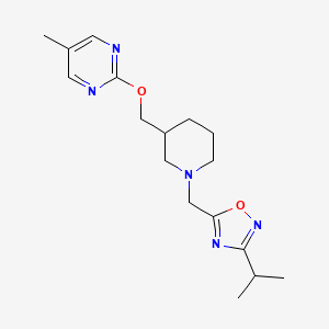 molecular formula C17H25N5O2 B2970745 5-[[3-[(5-Methylpyrimidin-2-yl)oxymethyl]piperidin-1-yl]methyl]-3-propan-2-yl-1,2,4-oxadiazole CAS No. 2379949-10-5