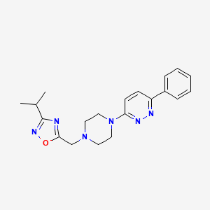 molecular formula C20H24N6O B2970749 5-[[4-(6-Phenylpyridazin-3-yl)piperazin-1-yl]methyl]-3-propan-2-yl-1,2,4-oxadiazole CAS No. 2380080-96-4
