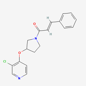 molecular formula C18H17ClN2O2 B2972064 (E)-1-(3-((3-chloropyridin-4-yl)oxy)pyrrolidin-1-yl)-3-phenylprop-2-en-1-one CAS No. 2035000-78-1