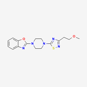 2-{4-[3-(2-Methoxyethyl)-1,2,4-thiadiazol-5-yl]piperazin-1-yl}-1,3-benzoxazole