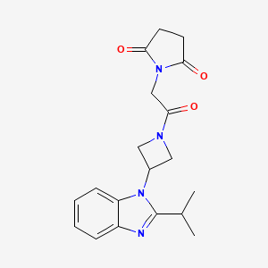 1-[2-Oxo-2-[3-(2-propan-2-ylbenzimidazol-1-yl)azetidin-1-yl]ethyl]pyrrolidine-2,5-dione