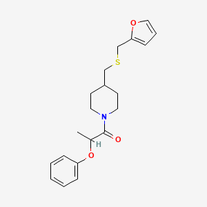 molecular formula C20H25NO3S B2974449 1-(4-(((Furan-2-ylmethyl)thio)methyl)piperidin-1-yl)-2-phenoxypropan-1-one CAS No. 1396811-57-6
