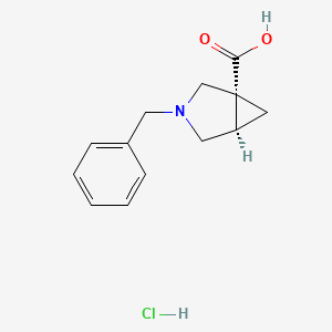 molecular formula C13H16ClNO2 B2974758 (1R,5R)-3-苄基-3-氮杂双环[3.1.0]己烷-1-羧酸；盐酸盐 CAS No. 2550997-35-6
