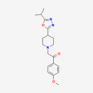 2-(4-(5-Isopropyl-1,3,4-oxadiazol-2-yl)piperidin-1-yl)-1-(4-methoxyphenyl)ethanone
