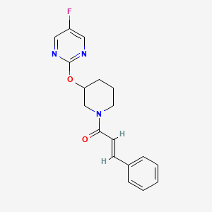 molecular formula C18H18FN3O2 B2975514 (E)-1-(3-((5-fluoropyrimidin-2-yl)oxy)piperidin-1-yl)-3-phenylprop-2-en-1-one CAS No. 2035023-11-9