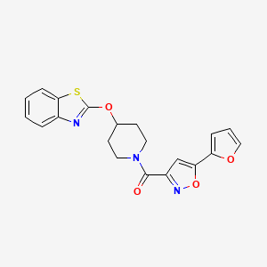 molecular formula C20H17N3O4S B2977607 (4-(Benzo[d]thiazol-2-yloxy)piperidin-1-yl)(5-(furan-2-yl)isoxazol-3-yl)methanone CAS No. 1251580-11-6