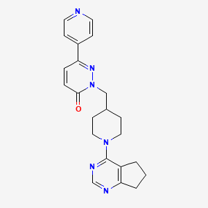 2-[(1-{5H,6H,7H-cyclopenta[d]pyrimidin-4-yl}piperidin-4-yl)methyl]-6-(pyridin-4-yl)-2,3-dihydropyridazin-3-one