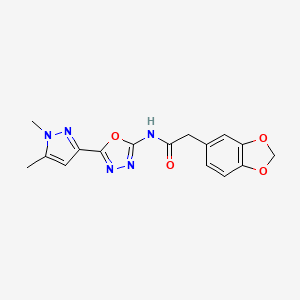 molecular formula C16H15N5O4 B2978940 2-(苯并[d][1,3]二氧杂环-5-基)-N-(5-(1,5-二甲基-1H-吡唑-3-基)-1,3,4-恶二唑-2-基)乙酰胺 CAS No. 1171809-92-9