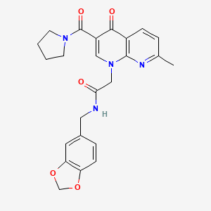 molecular formula C24H24N4O5 B2979206 N-(苯并[d][1,3]二氧杂环-5-基甲基)-2-(7-甲基-4-氧代-3-(吡咯烷-1-羰基)-1,8-萘啶-1(4H)-基)乙酰胺 CAS No. 1251594-61-2