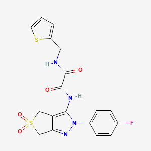 molecular formula C18H15FN4O4S2 B2979327 N1-(2-(4-fluorophenyl)-5,5-dioxido-4,6-dihydro-2H-thieno[3,4-c]pyrazol-3-yl)-N2-(thiophen-2-ylmethyl)oxalamide CAS No. 899961-96-7