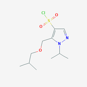 B2980855 5-(isobutoxymethyl)-1-isopropyl-1H-pyrazole-4-sulfonyl chloride CAS No. 1855945-68-4