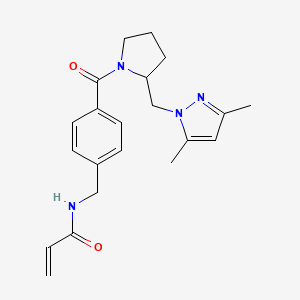 molecular formula C21H26N4O2 B2981092 N-[[4-[2-[(3,5-Dimethylpyrazol-1-yl)methyl]pyrrolidine-1-carbonyl]phenyl]methyl]prop-2-enamide CAS No. 2361892-28-4