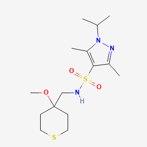 molecular formula C15H27N3O3S2 B2981140 1-异丙基-N-((4-甲氧基四氢-2H-噻吡喃-4-基)甲基)-3,5-二甲基-1H-吡唑-4-磺酰胺 CAS No. 2034589-03-0