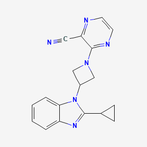 molecular formula C18H16N6 B2981886 3-[3-(2-环丙基苯并咪唑-1-基)氮杂环丁-1-基]吡嗪-2-甲腈 CAS No. 2380080-46-4