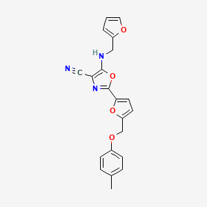 molecular formula C21H17N3O4 B2983919 5-((呋喃-2-基甲基)氨基)-2-(5-((对甲苯氧基)甲基)呋喃-2-基)恶唑-4-腈 CAS No. 941968-98-5