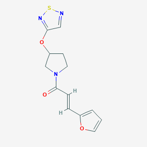 (2E)-3-(furan-2-yl)-1-[3-(1,2,5-thiadiazol-3-yloxy)pyrrolidin-1-yl]prop-2-en-1-one