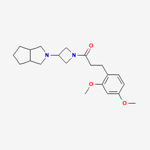 1-[3-(3,3a,4,5,6,6a-Hexahydro-1H-cyclopenta[c]pyrrol-2-yl)azetidin-1-yl]-3-(2,4-dimethoxyphenyl)propan-1-one