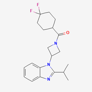 molecular formula C20H25F2N3O B2988057 (4,4-Difluorocyclohexyl)-[3-(2-propan-2-ylbenzimidazol-1-yl)azetidin-1-yl]methanone CAS No. 2415585-97-4