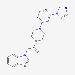 1-(4-(6-(1H-1,2,4-triazol-1-yl)pyrimidin-4-yl)piperazin-1-yl)-2-(1H-benzo[d]imidazol-1-yl)ethanone