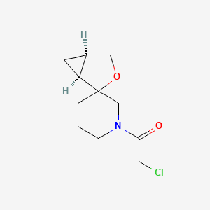 molecular formula C11H16ClNO2 B2994599 2-Chloro-1-[(1S,5R)-spiro[3-oxabicyclo[3.1.0]hexane-2,3'-piperidine]-1'-yl]ethanone CAS No. 2411184-33-1