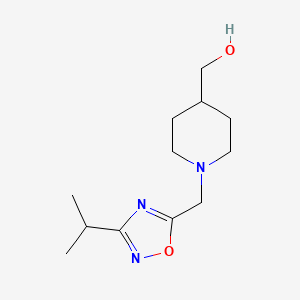 molecular formula C12H21N3O2 B2996028 (1-((3-Isopropyl-1,2,4-oxadiazol-5-yl)methyl)piperidin-4-yl)methanol CAS No. 1241597-26-1
