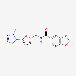 molecular formula C17H15N3O4 B2997645 N-[[5-(2-Methylpyrazol-3-yl)furan-2-yl]methyl]-1,3-benzodioxole-5-carboxamide CAS No. 2415502-45-1