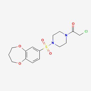 molecular formula C15H19ClN2O5S B2999699 2-chloro-1-[4-(3,4-dihydro-2H-1,5-benzodioxepine-7-sulfonyl)piperazin-1-yl]ethan-1-one CAS No. 877963-90-1
