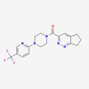 molecular formula C18H18F3N5O B2999736 6,7-Dihydro-5H-cyclopenta[c]pyridazin-3-yl-[4-[5-(trifluoromethyl)pyridin-2-yl]piperazin-1-yl]methanone CAS No. 2415518-97-5