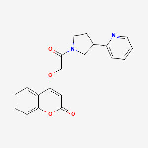 molecular formula C20H18N2O4 B2999755 4-(2-oxo-2-(3-(pyridin-2-yl)pyrrolidin-1-yl)ethoxy)-2H-chromen-2-one CAS No. 2034468-14-7
