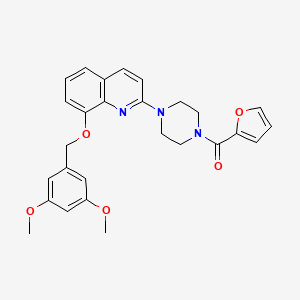 B3001645 (4-(8-((3,5-Dimethoxybenzyl)oxy)quinolin-2-yl)piperazin-1-yl)(furan-2-yl)methanone CAS No. 941954-97-8
