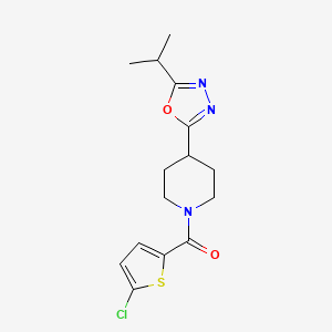 molecular formula C15H18ClN3O2S B3003896 (5-Chlorothiophen-2-yl)(4-(5-isopropyl-1,3,4-oxadiazol-2-yl)piperidin-1-yl)methanone CAS No. 1209253-18-8