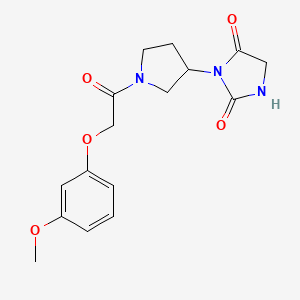 3-(1-(2-(3-Methoxyphenoxy)acetyl)pyrrolidin-3-yl)imidazolidine-2,4-dione