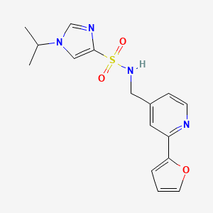 molecular formula C16H18N4O3S B3004111 N-((2-(furan-2-yl)pyridin-4-yl)methyl)-1-isopropyl-1H-imidazole-4-sulfonamide CAS No. 2034248-11-6