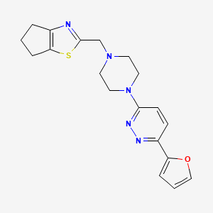 molecular formula C19H21N5OS B3004723 2-[[4-[6-(Furan-2-yl)pyridazin-3-yl]piperazin-1-yl]methyl]-5,6-dihydro-4H-cyclopenta[d][1,3]thiazole CAS No. 2415563-97-0