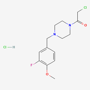 molecular formula C14H19Cl2FN2O2 B3005983 盐酸 2-氯-1-{4-[(3-氟-4-甲氧基苯基)甲基]哌嗪-1-基}乙酮 CAS No. 1052542-98-9