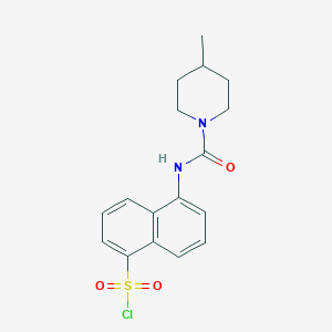 molecular formula C17H19ClN2O3S B3007766 5-[(4-甲基哌啶-1-羰基)氨基]萘-1-磺酰氯 CAS No. 728864-80-0