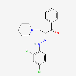 (2E)-2-[2-(2,4-dichlorophenyl)hydrazin-1-ylidene]-1-phenyl-3-(piperidin-1-yl)propan-1-one