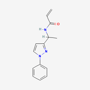 B3009337 N-[1-(1-Phenylpyrazol-3-yl)ethyl]prop-2-enamide CAS No. 2361641-74-7