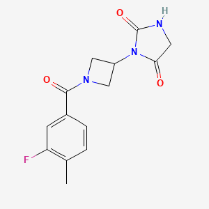 molecular formula C14H14FN3O3 B3010303 3-(1-(3-Fluoro-4-methylbenzoyl)azetidin-3-yl)imidazolidine-2,4-dione CAS No. 2034311-06-1