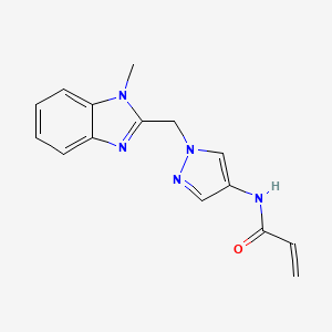 molecular formula C15H15N5O B3011612 N-[1-[(1-Methylbenzimidazol-2-yl)methyl]pyrazol-4-yl]prop-2-enamide CAS No. 2305395-84-8