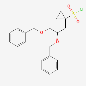 molecular formula C20H23ClO4S B3011680 (S)-1-(2,3-双(苯甲氧基)丙基)环丙烷-1-磺酰氯 CAS No. 1258884-22-8